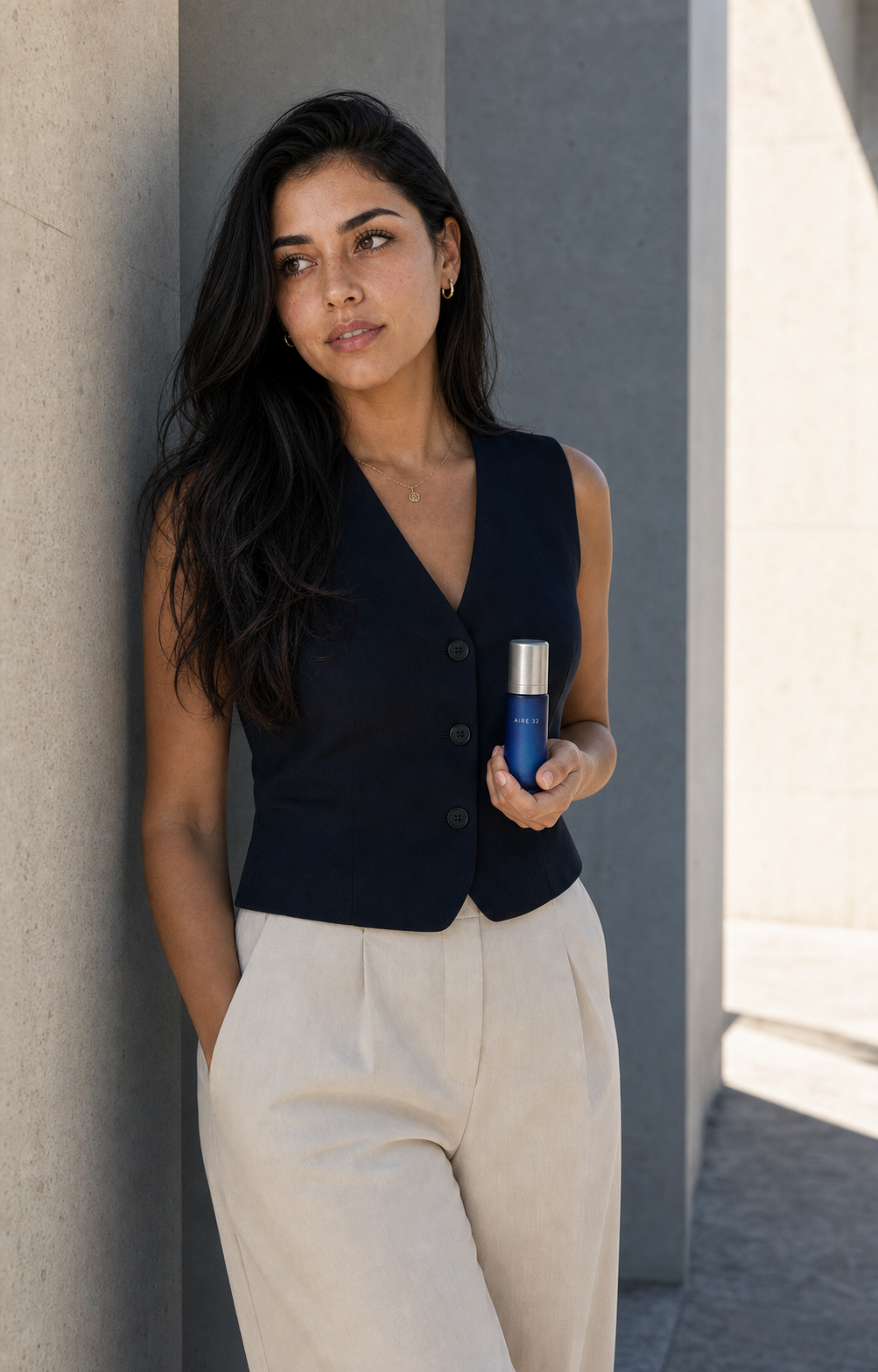 Daniela protege su rostro del sol con el producto AIRE 32.